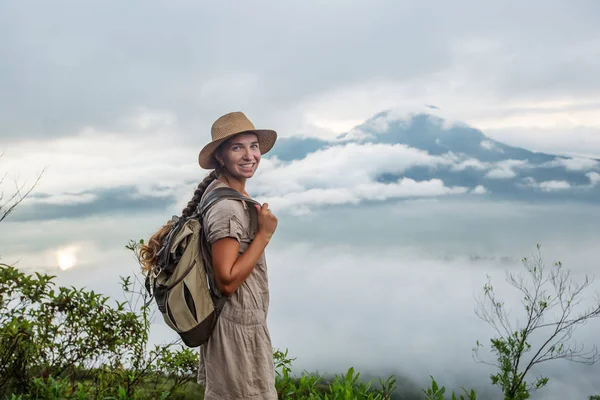 Batur, Bali, Indon dağının tepesinden gün doğumunun tadını çıkaran kadın