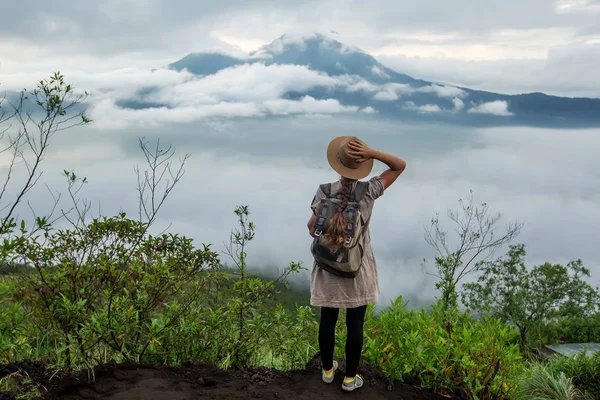 Batur, Bali, Indon dağının tepesinden gün doğumunun tadını çıkaran kadın