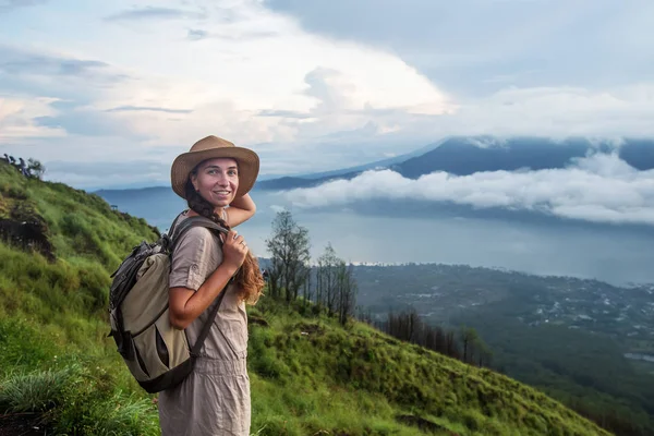 Batur, Bali, Indon dağının tepesinden gün doğumunun tadını çıkaran kadın