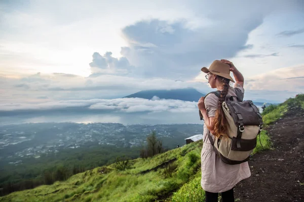Batur, Bali, Indon dağının tepesinden gün doğumunun tadını çıkaran kadın