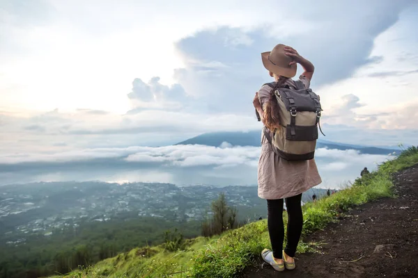 Batur, Bali, Indon dağının tepesinden gün doğumunun tadını çıkaran kadın