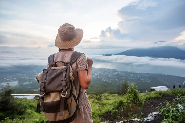 Batur, Bali, Indon dağının tepesinden gün doğumunun tadını çıkaran kadın