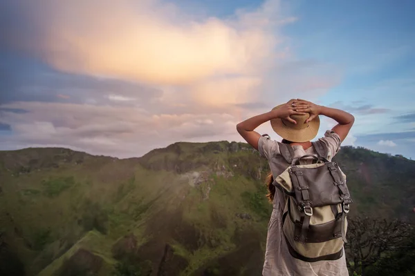 Mujer disfrutando del amanecer desde una cima de la montaña Batur, Bali, Indon — Foto de Stock