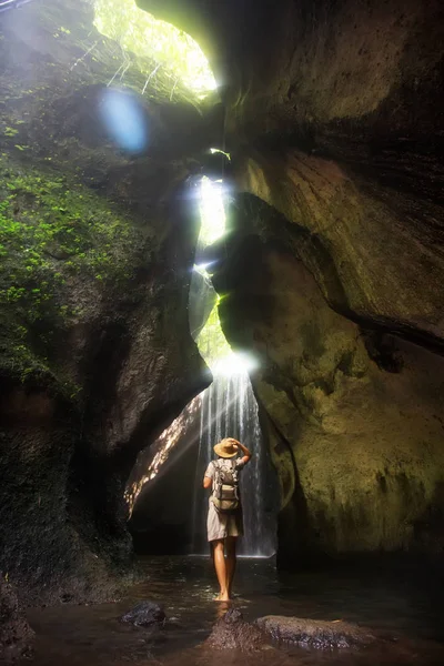 Femme près de Waterfal sur Bali, Indonésie  — Photo