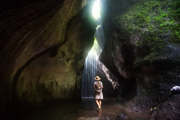 Femme près de Waterfal sur Bali, Indonésie  — Photo