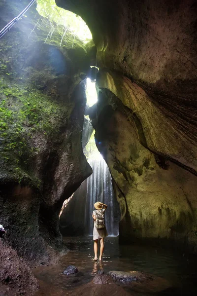 Frau in der Nähe von Wasserfal auf Bali, Indonesien  — Stockfoto