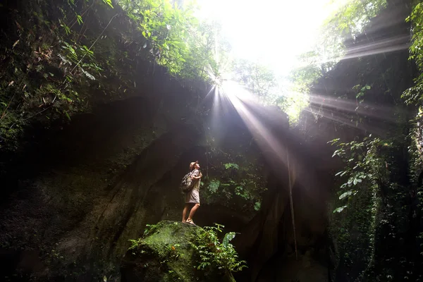 Bali, Endonezya'da ormanda bir kadın 