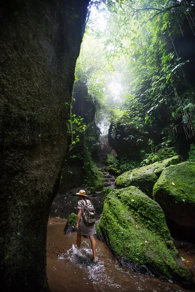 Bali, Endonezya'da ormanda bir kadın 