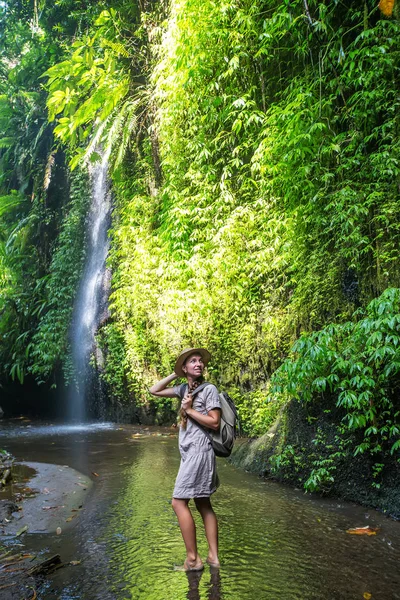 Kvinna nära vattenfall på Bali, Indonesien  — Stockfoto