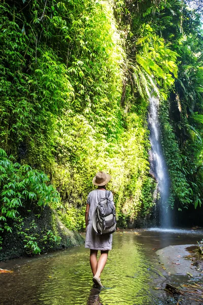 Kvinna nära vattenfall på Bali, Indonesien  — Stockfoto