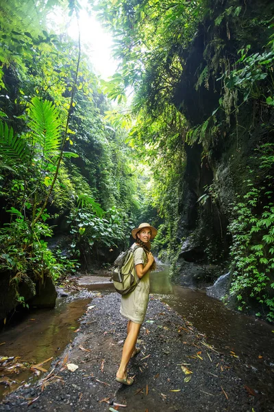 Kvinna i djungeln på Bali, Indonesien  — Stockfoto