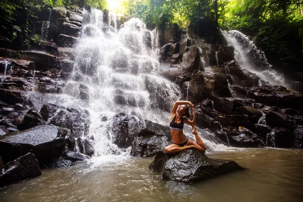 Femme pratique le yoga près d'une cascade à Bali, Indonésie — Photo