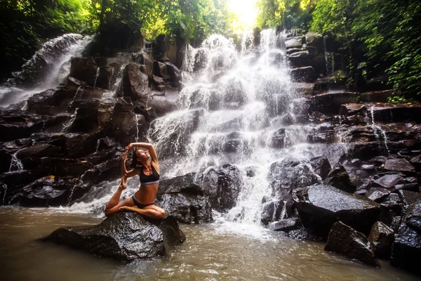 Bali şelale yakınında Kadın uygulamaları yoga, Endonezya