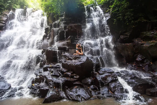 Donna pratica yoga vicino alla cascata a Bali, Indonesia — Foto Stock