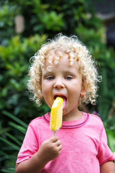  sarışın kıvırcık saçlı küçük çocuk dondurma yiyor 