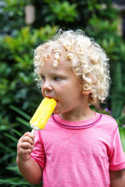  sarışın kıvırcık saçlı küçük çocuk dondurma yiyor 