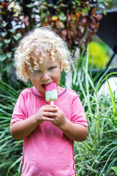  sarışın kıvırcık saçlı küçük çocuk dondurma yiyor 