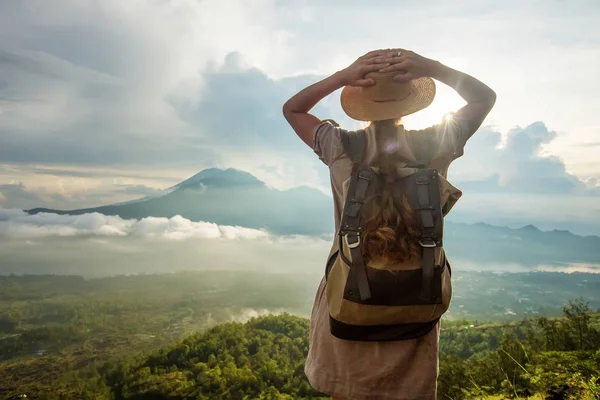 Batur, Bali, Indon dağının tepesinden gün doğumunun tadını çıkaran kadın