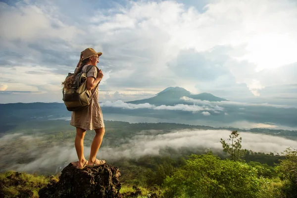 Batur, Bali, Indon dağının tepesinden gün doğumunun tadını çıkaran kadın