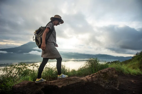 Batur, Bali, Indon dağının tepesinden gün doğumunun tadını çıkaran kadın