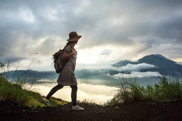Batur, Bali, Indon dağının tepesinden gün doğumunun tadını çıkaran kadın