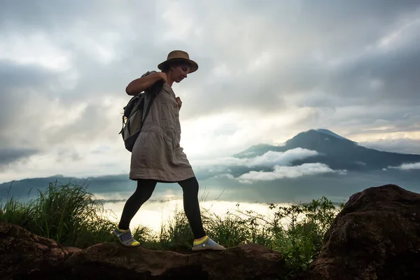 Batur, Bali, Indon dağının tepesinden gün doğumunun tadını çıkaran kadın