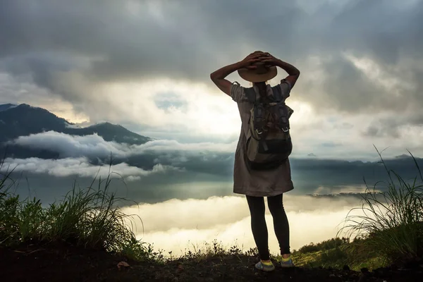 Batur, Bali, Indon dağının tepesinden gün doğumunun tadını çıkaran kadın