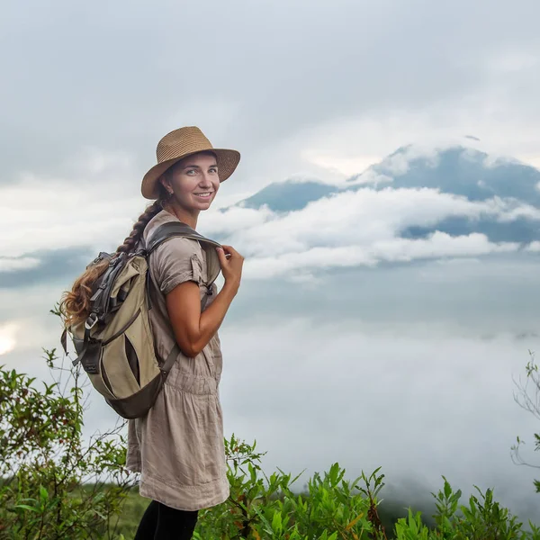 Batur, Bali, Indon dağının tepesinden gün doğumunun tadını çıkaran kadın