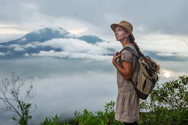Batur, Bali, Indon dağının tepesinden gün doğumunun tadını çıkaran kadın