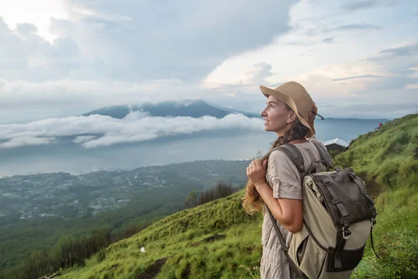Batur, Bali, Indon dağının tepesinden gün doğumunun tadını çıkaran kadın