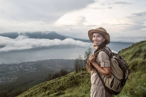 Vrouw genieten van zonsopgang vanaf een top van de berg Batur, Bali, Indon — Stockfoto