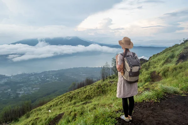 Batur, Bali, Indon dağının tepesinden gün doğumunun tadını çıkaran kadın