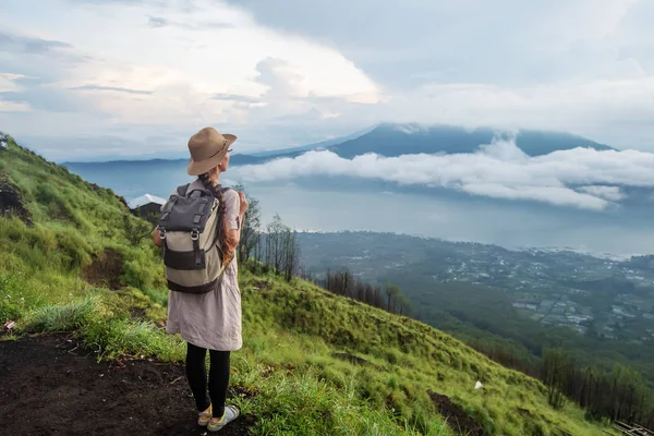 Batur, Bali, Indon dağının tepesinden gün doğumunun tadını çıkaran kadın