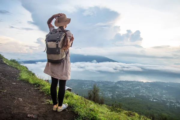 Mujer disfrutando del amanecer desde una cima de la montaña Batur, Bali, Indon —  Fotos de Stock