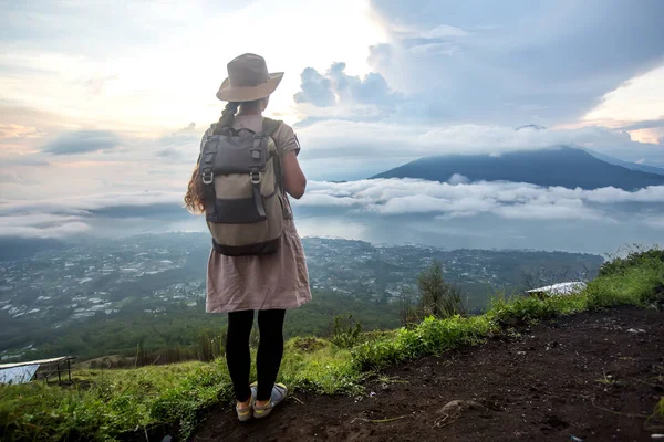 Batur, Bali, Indon dağının tepesinden gün doğumunun tadını çıkaran kadın