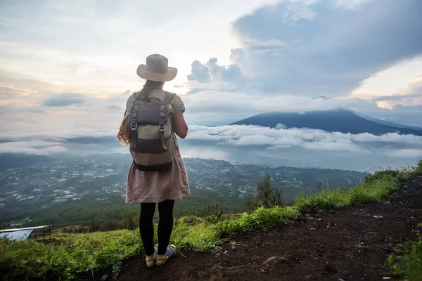 Batur, Bali, Indon dağının tepesinden gün doğumunun tadını çıkaran kadın
