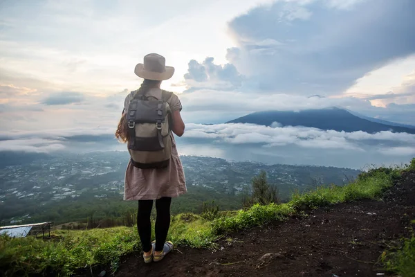 Vrouw genieten van zonsopgang vanaf een top van de berg Batur, Bali, Indon — Stockfoto