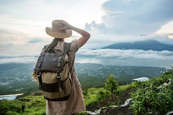 Batur, Bali, Indon dağının tepesinden gün doğumunun tadını çıkaran kadın