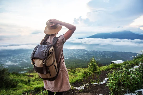 Mulher desfrutando do nascer do sol a partir de um topo da montanha Batur, Bali, Indon — Fotografia de Stock