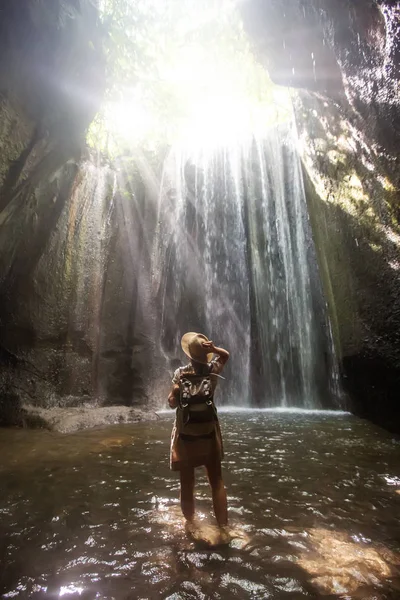 Bali, Endonezya üzerinde şelale yakın kadın 