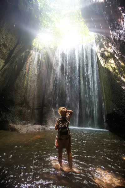 Femme près de Waterfal sur Bali, Indonésie  — Photo