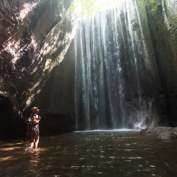 Bali, Endonezya üzerinde şelale yakın kadın 