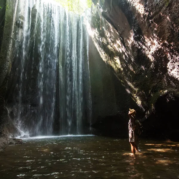 Bali, Endonezya üzerinde şelale yakın kadın 