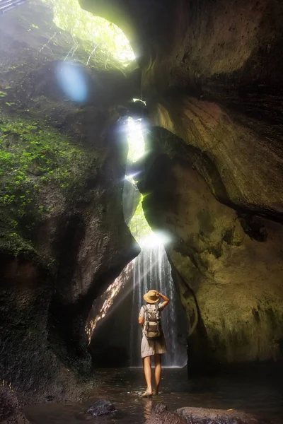 Mulher perto do waterfal em Bali, Indonésia  — Fotografia de Stock