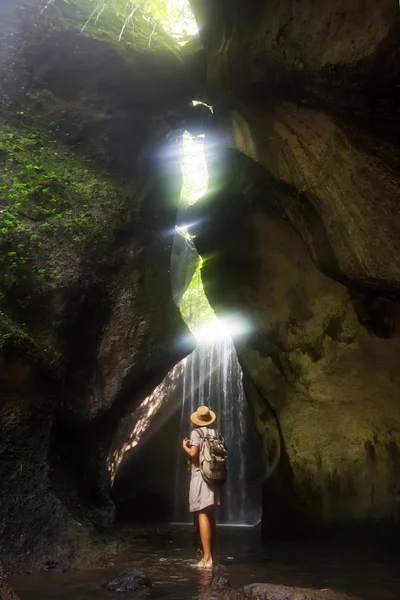 Mulher perto do waterfal em Bali, Indonésia  — Fotografia de Stock