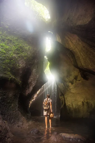 Femme près de Waterfal sur Bali, Indonésie  — Photo