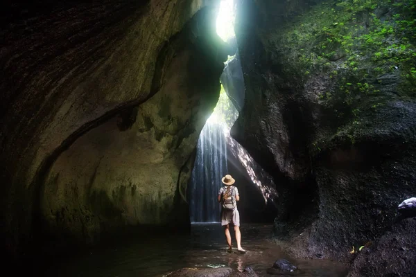 Жінка поблизу waterfal на Балі, Індонезія  — стокове фото