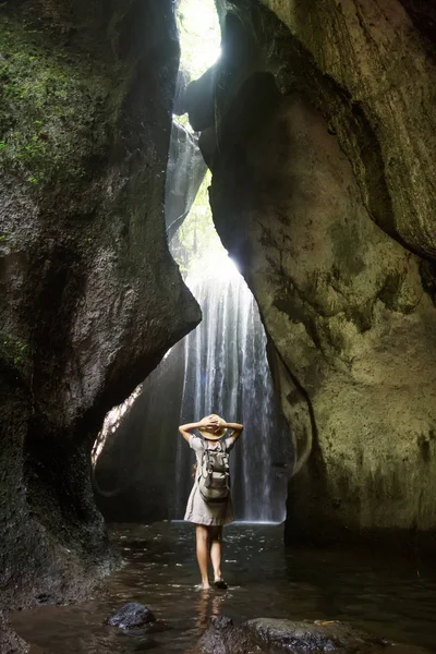 Жінка поблизу waterfal на Балі, Індонезія  — стокове фото