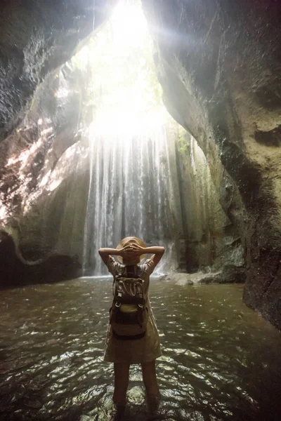 Mujer cerca de waterfal en Bali, Indonesia  — Foto de Stock