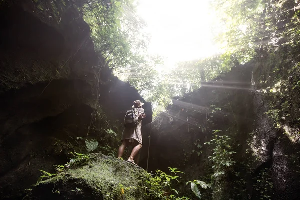 Bali, Endonezya'da ormanda bir kadın 